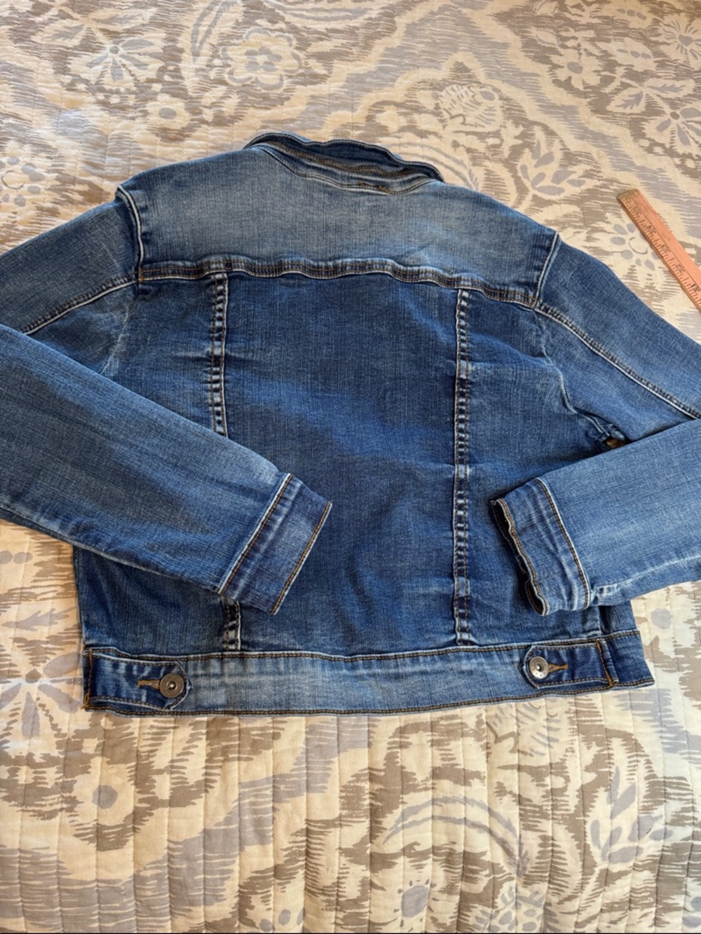 LILA RYAN Women's Cropped Denim Jacket; size medium - Picture 11 of 12